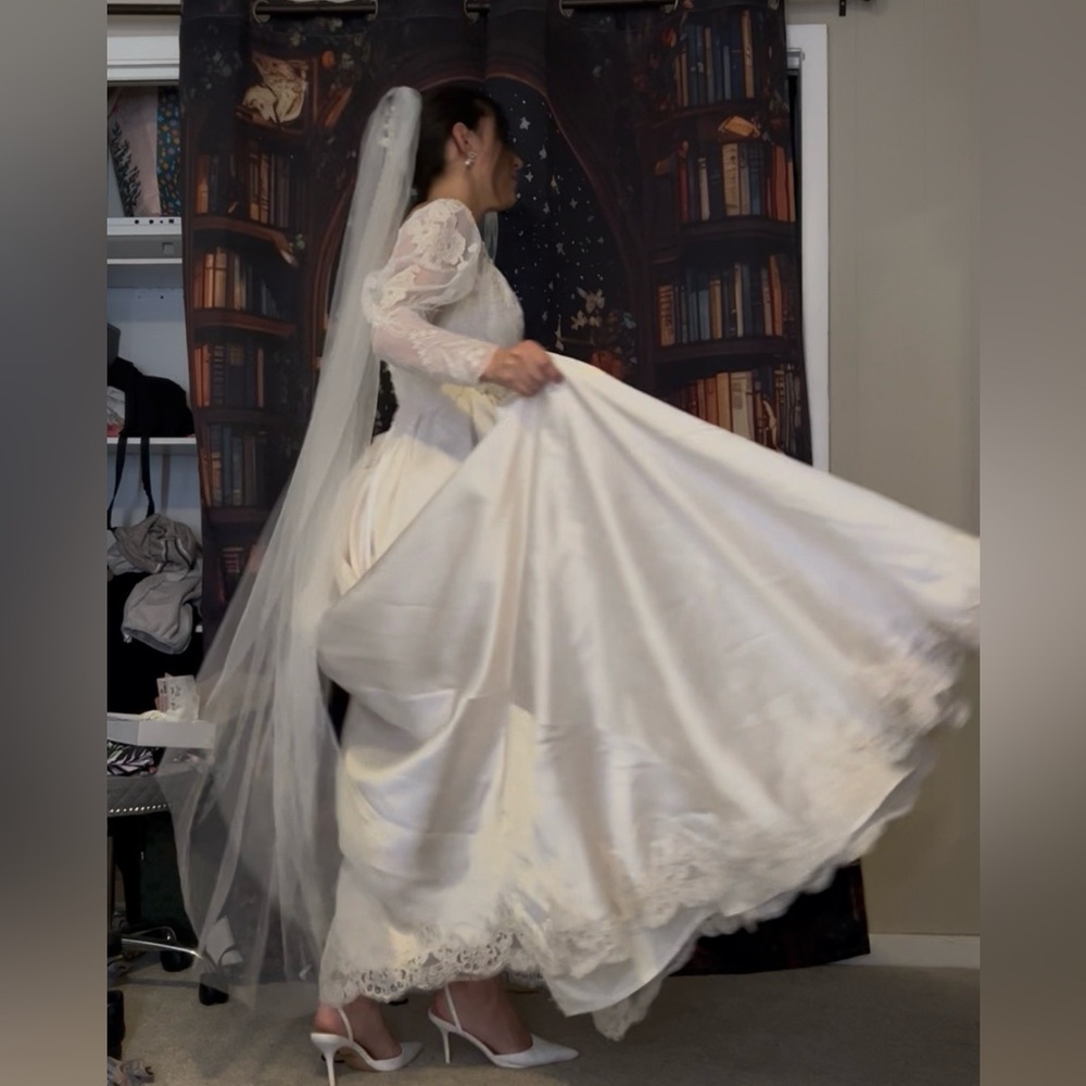 House of Bianchi Vintage Ivory Lace Bridal Gown, Rare - Picture 4 of 15